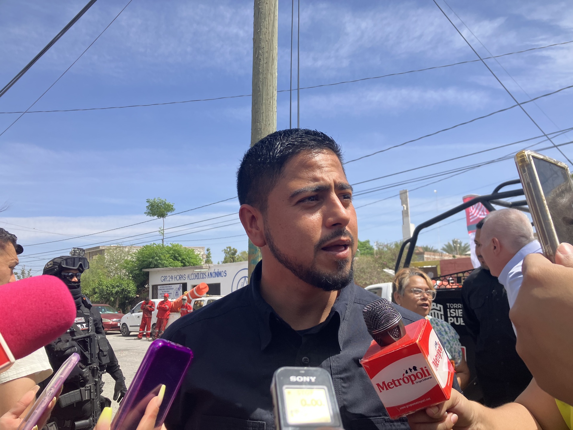 Avanza gestión de uniformes para elementos de DSPM, alcalde personalmente los pidió