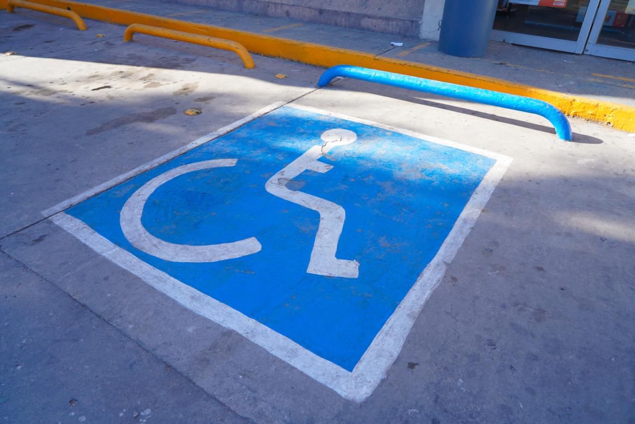 Llaman a respetar los espacios señalados para personas con discapacidad