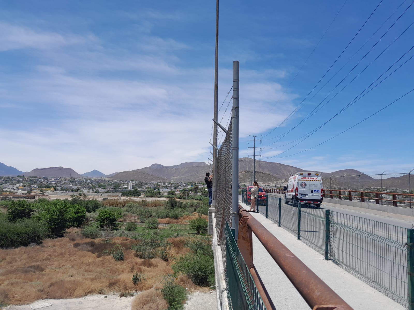 Hombre intenta lanzarse desde un puente vehicular en Ramos Arizpe