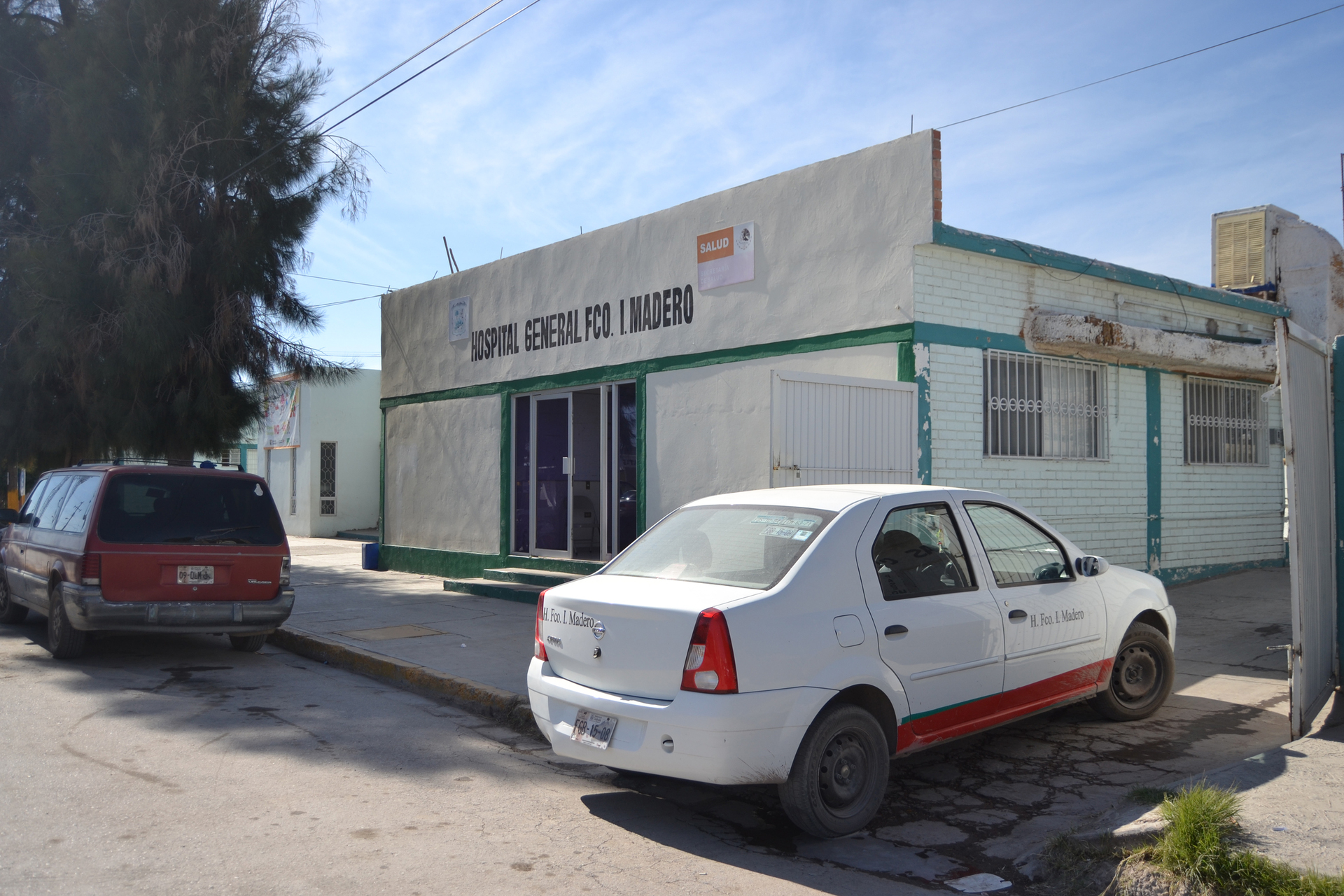 Joven termina en el hospital tras ser atacado a tiros afuera de su casa