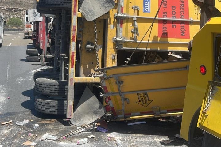 Vuelca tráiler cargado de champús en la Carretera Federal 57