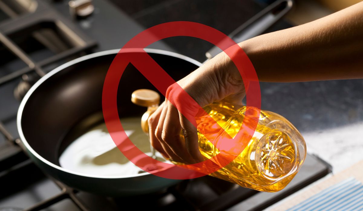 Ésta es la razón por la que NO debes tirar el aceite de cocina en la coladera ¿Cómo desecharlo?