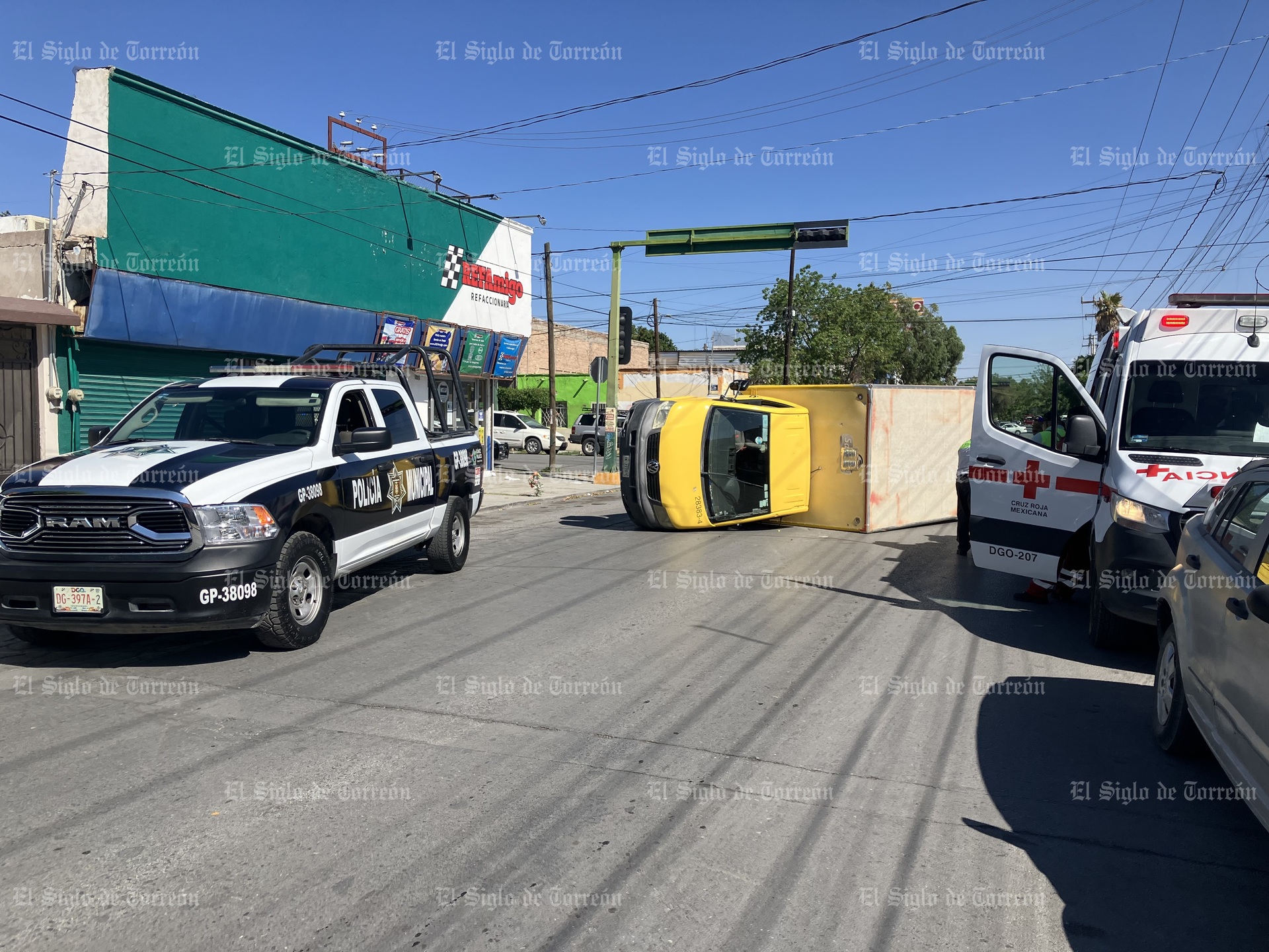 Vuelca camión de frituras tras chocar en el Centro de Gómez Palacio