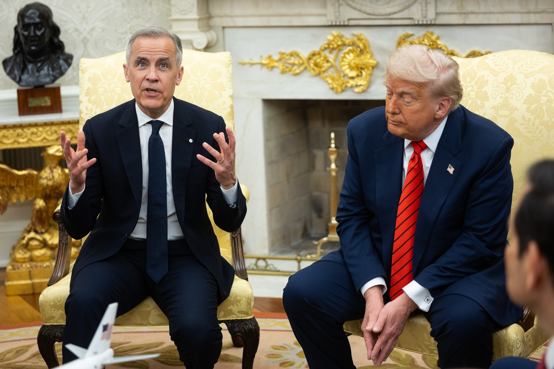 Donald Trump llama a renegociar T-MEC en encuentro con primer ministro de Canadá