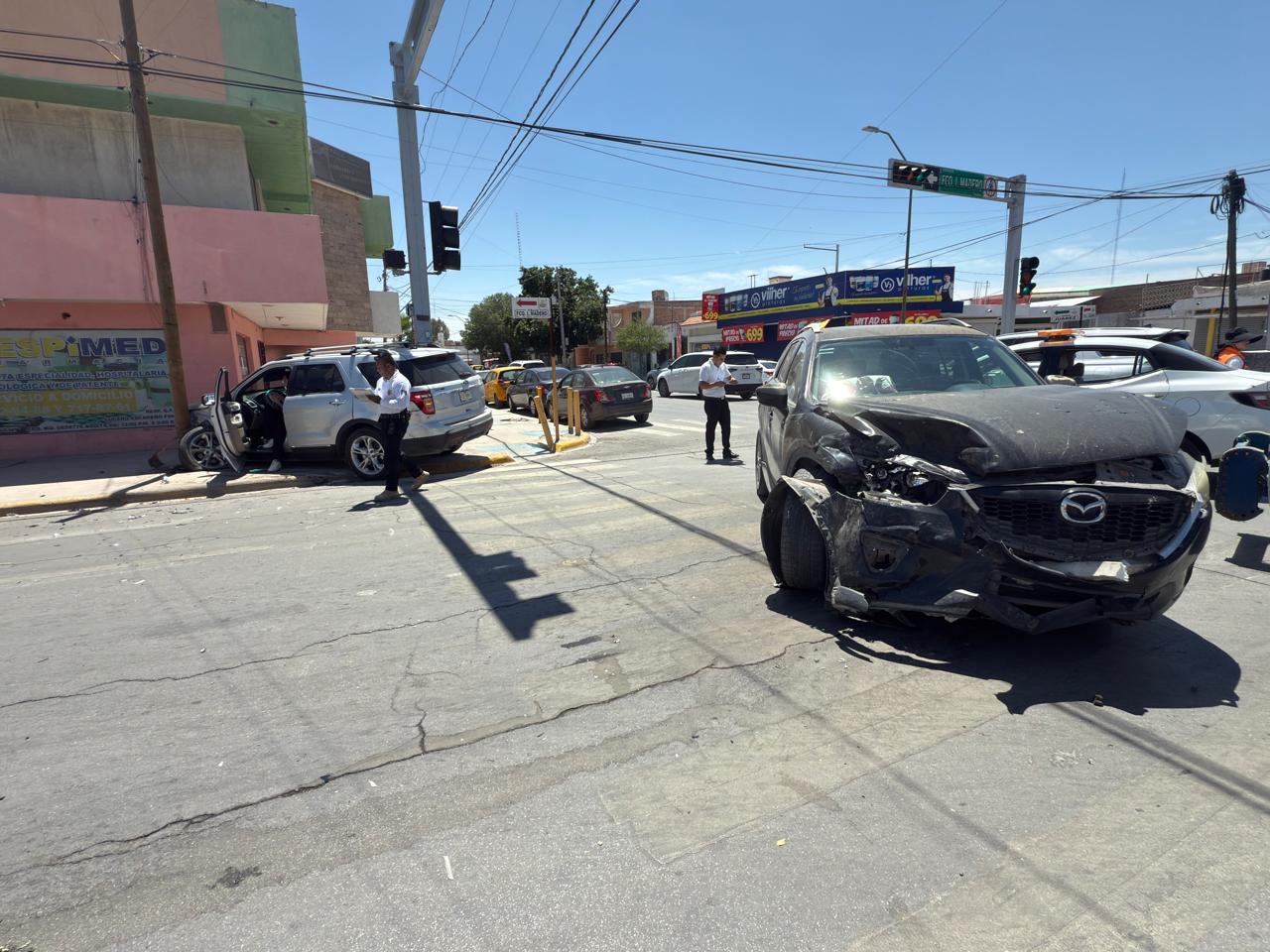 Dos lesionados por impacto entre camionetas en el Centro de Torreón