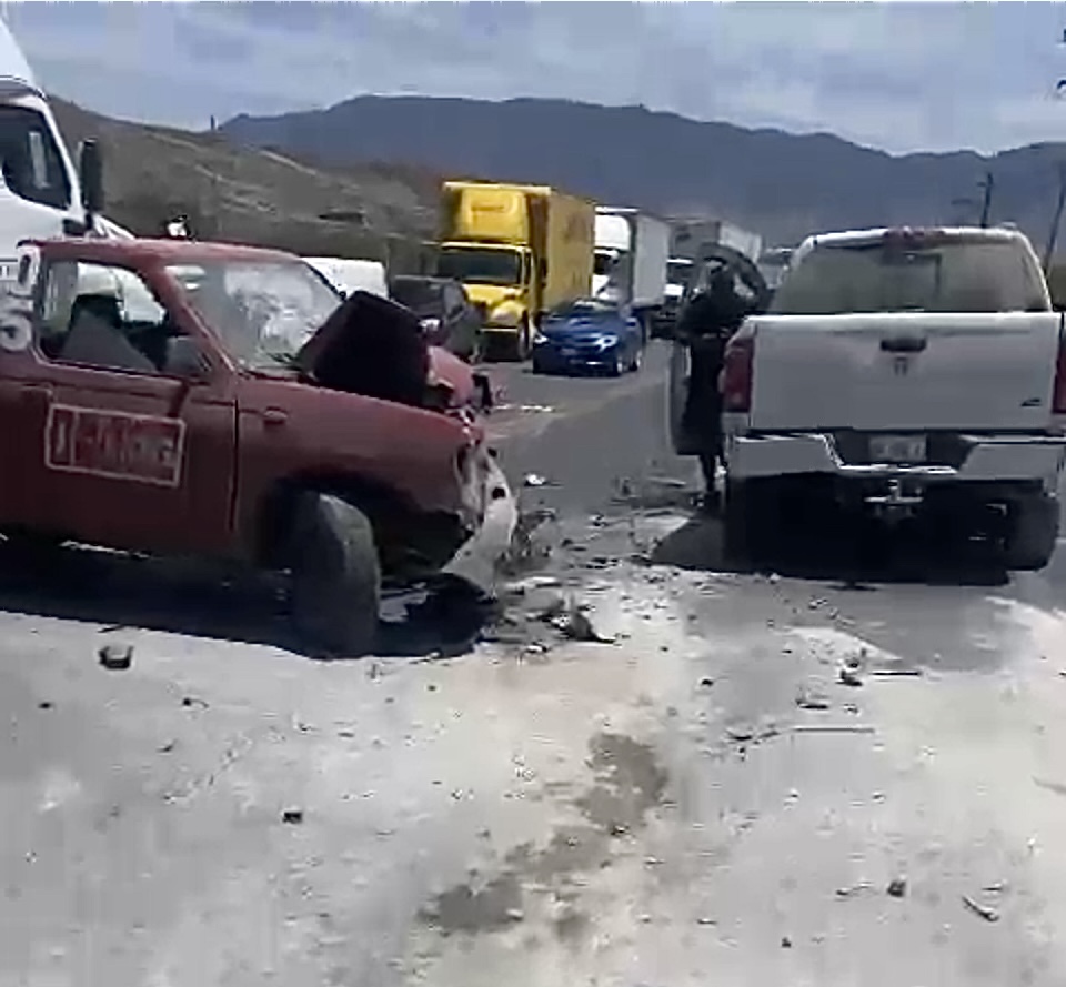 Tres personas lesionadas tras fuerte impacto en Arteaga