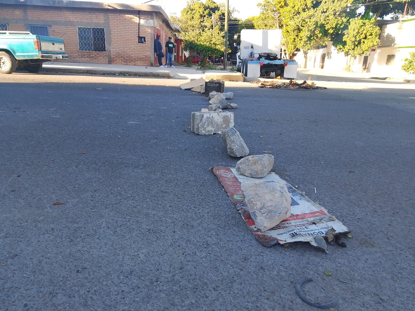 Vecinos bloquean vialidad en Torreón por no tener luz 30 horas