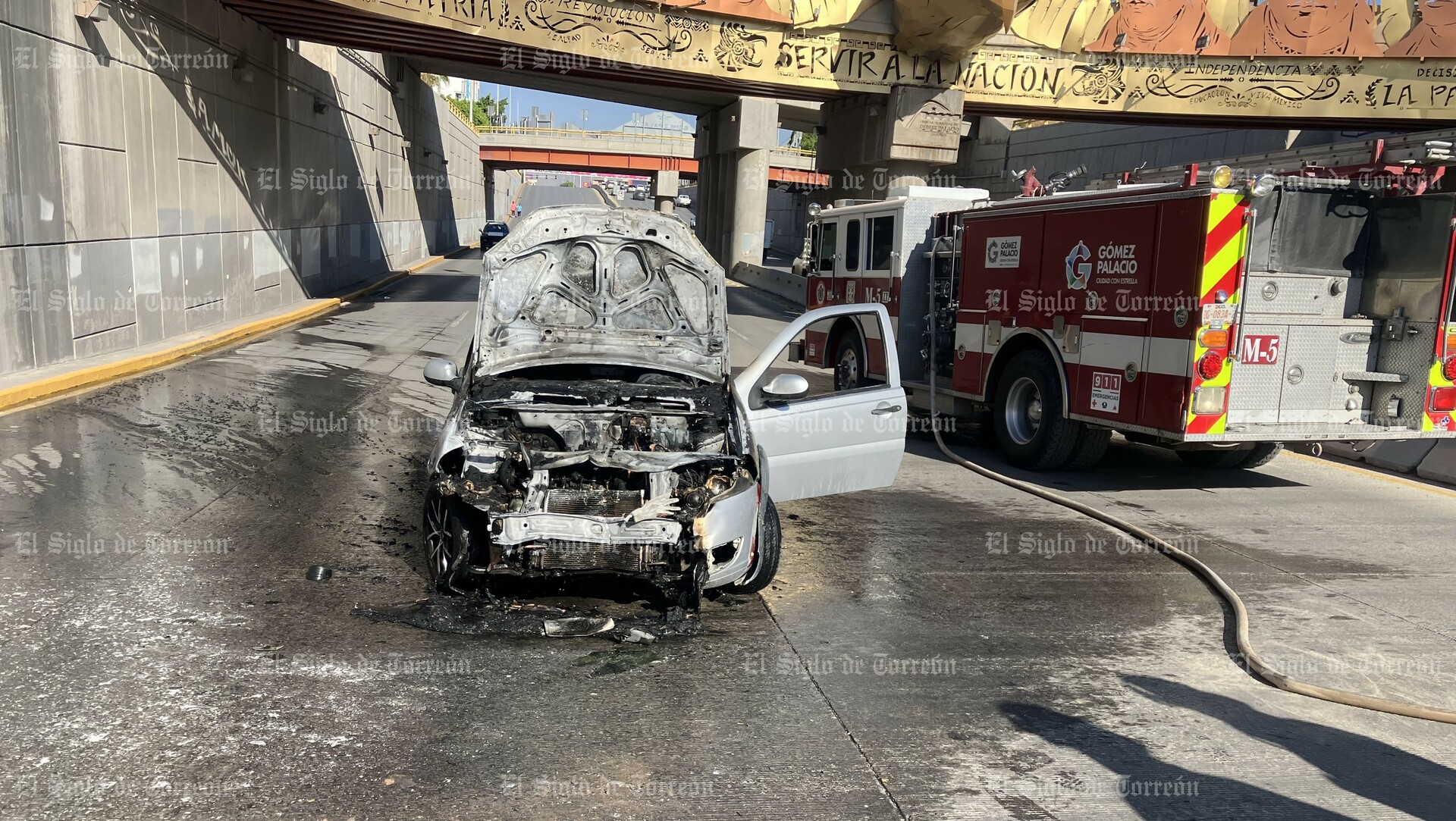 Camioneta se incendia tras choque en el desnivel 11-40 de Gómez Palacio