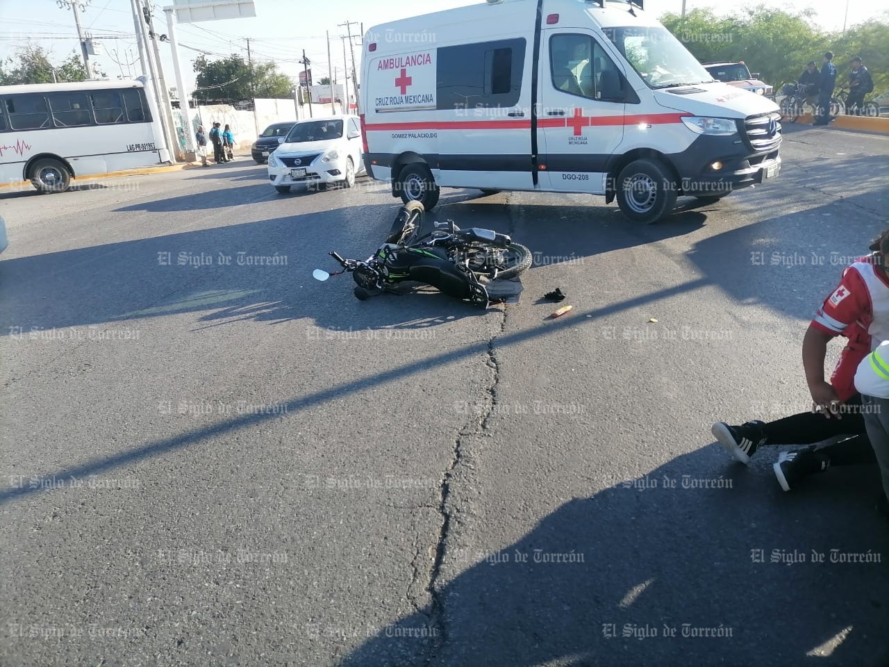Chocan dos motocicletas en Lerdo, sus conductores resultaron lesionados