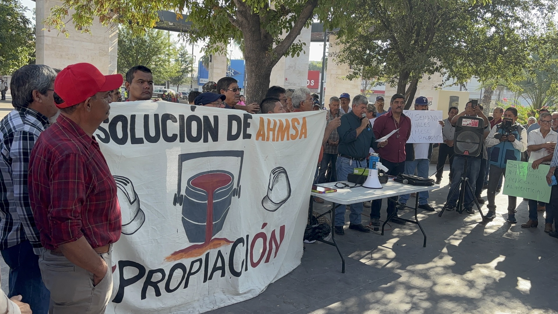 Decae esperanza de más de 200 obreros de AHMSA que pertenecen al Grupo de Defensa Laboral