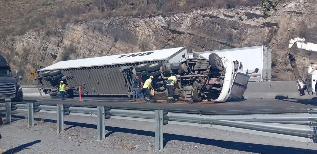 Debido al exceso de velocidad, vuelca tráiler en Los Chorros
