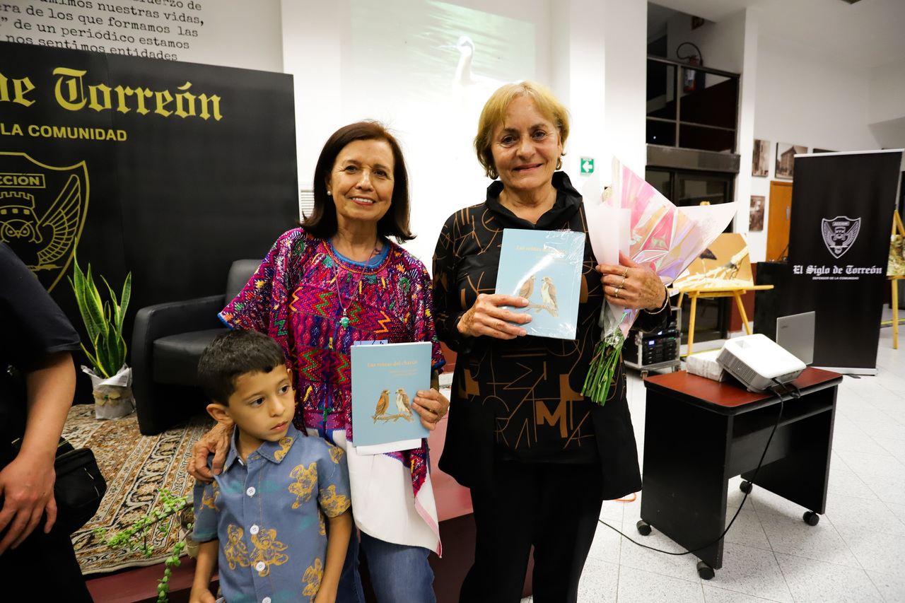 Las autoras Elizabeth Pérez Alemán y Julie Ibarra Rossow muestran orgullosas su libro Las reinas del charco, durante la presentación realizada en El Siglo de Torreón.