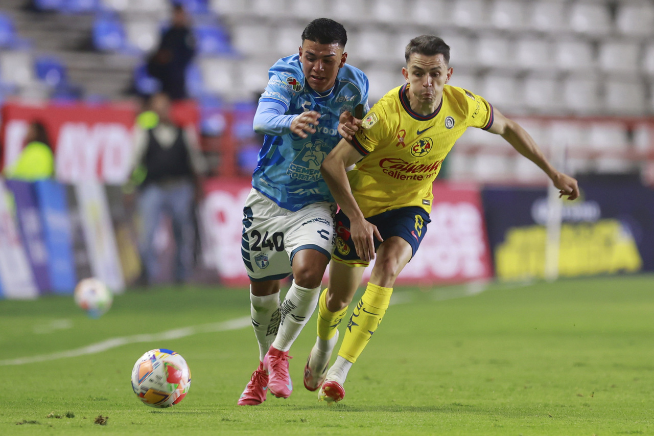 El juvenil Juan Alexander Sigala de Pachuca disputa el balón con Álvaro Fidalgo de América en Estadio Hidalgo.