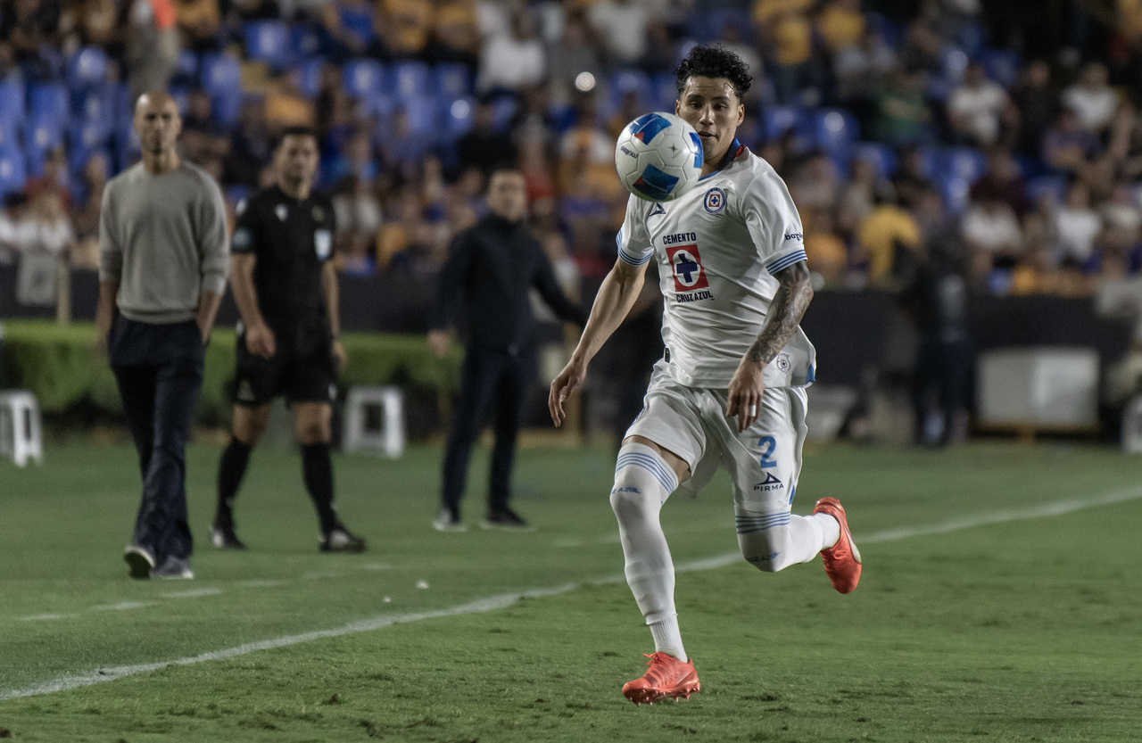 El Cruz Azul junto al lateral lagunero Jorge Sánchez, buscará este jueves dar el primer paso en la liguilla del Clausura 2025 en el Bajío ante el León.
