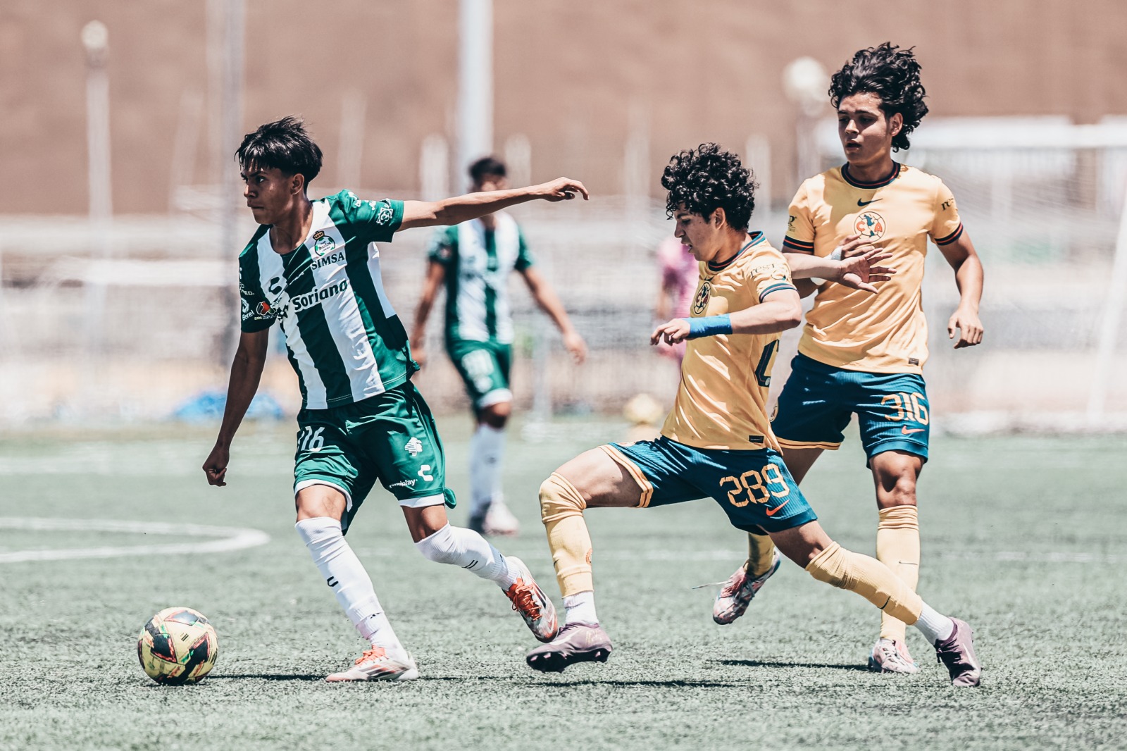 Ángel Rivera, busca quitarse la marca de los americanistas Guillermo Cortéz y Eduardo Hernández en los cuartos de final en el TSM. (Club Santos)