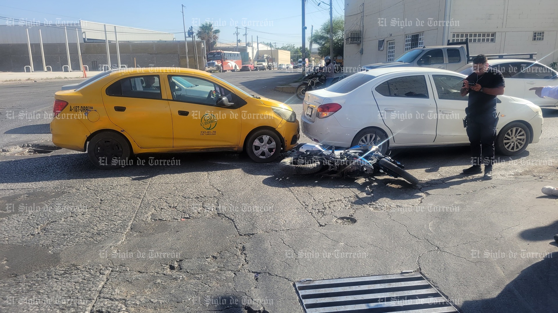 Taxi choca a motociclista y lo proyecta contra otro vehículo en Gómez Palacio