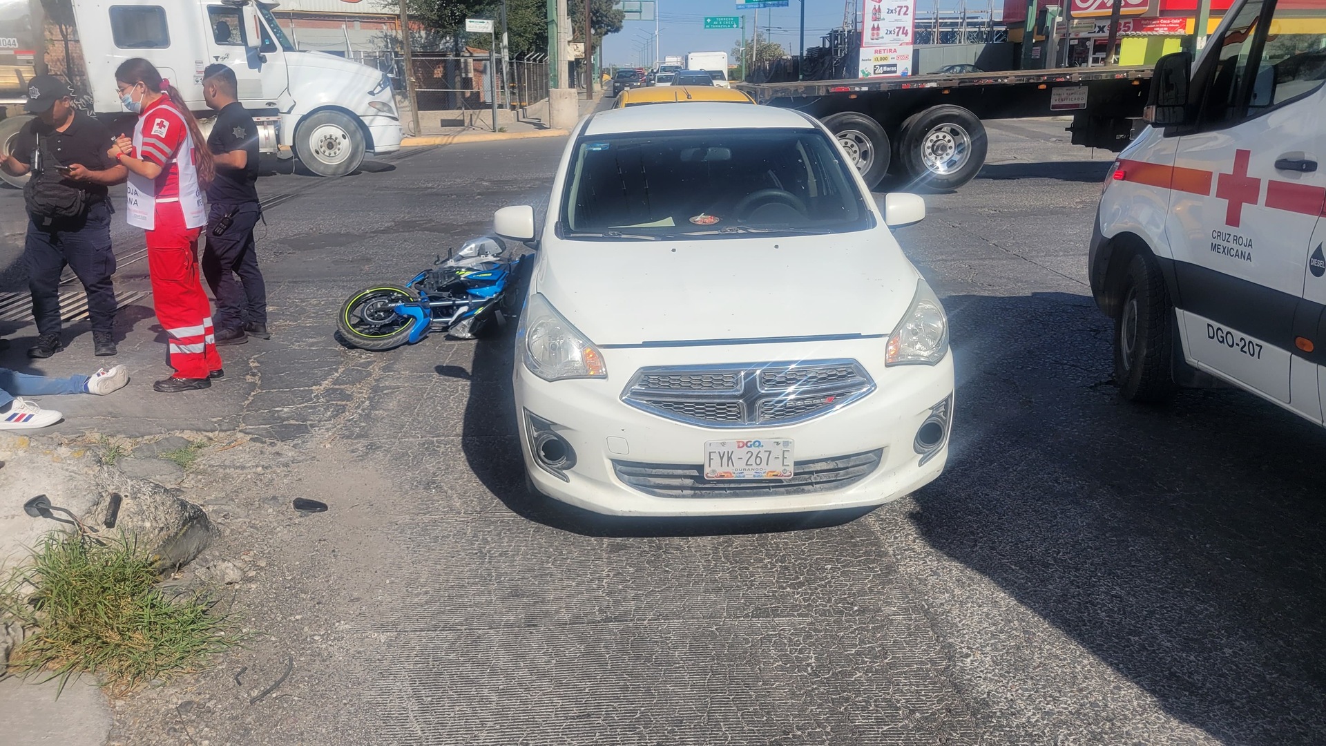 Vehículo arrolla a joven que descendió de un autobús en Gómez Palacio