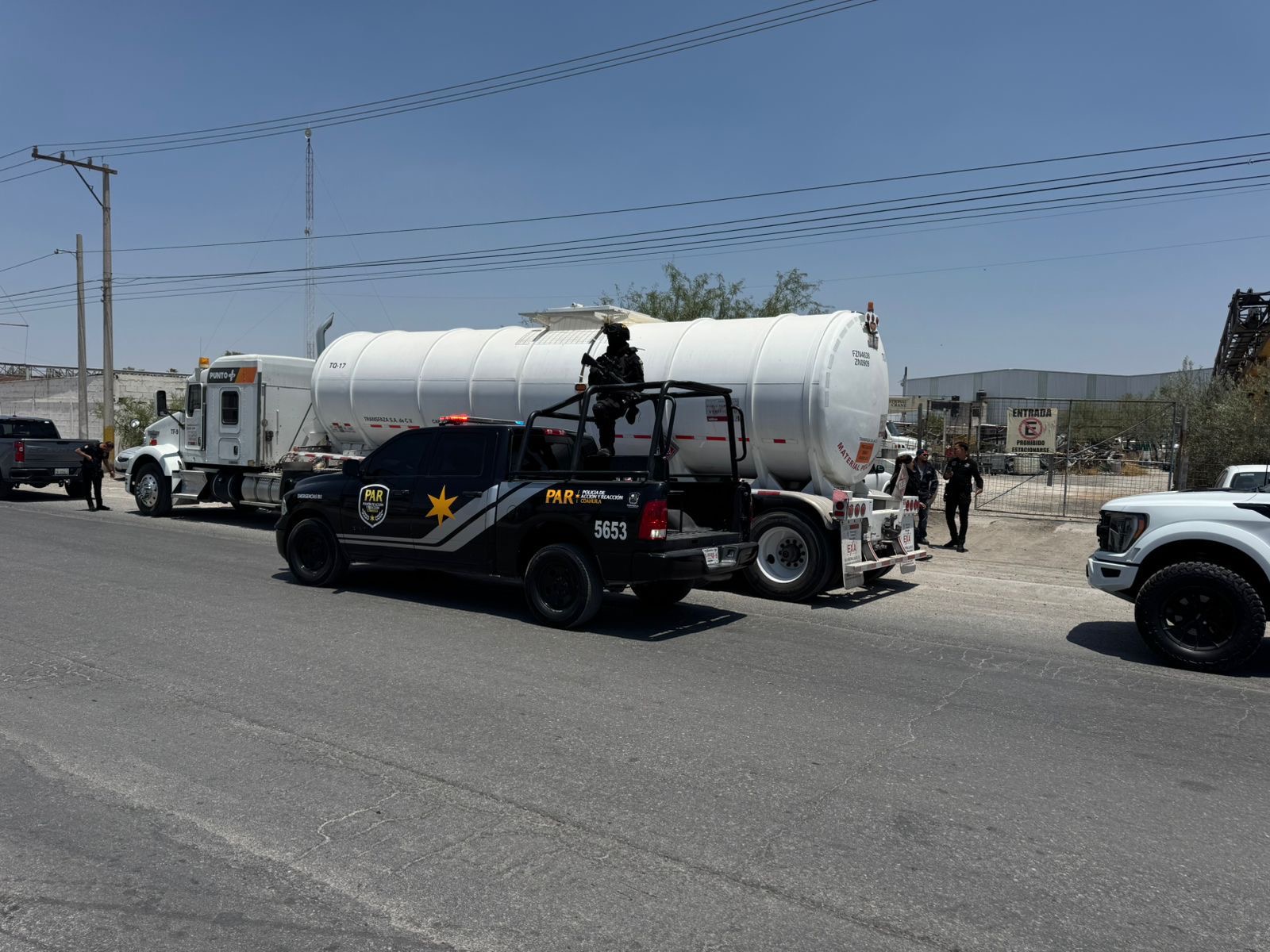 Aseguran tracto camión con 14 mil litros de hidrocarburo; un masculino fue asegurado
