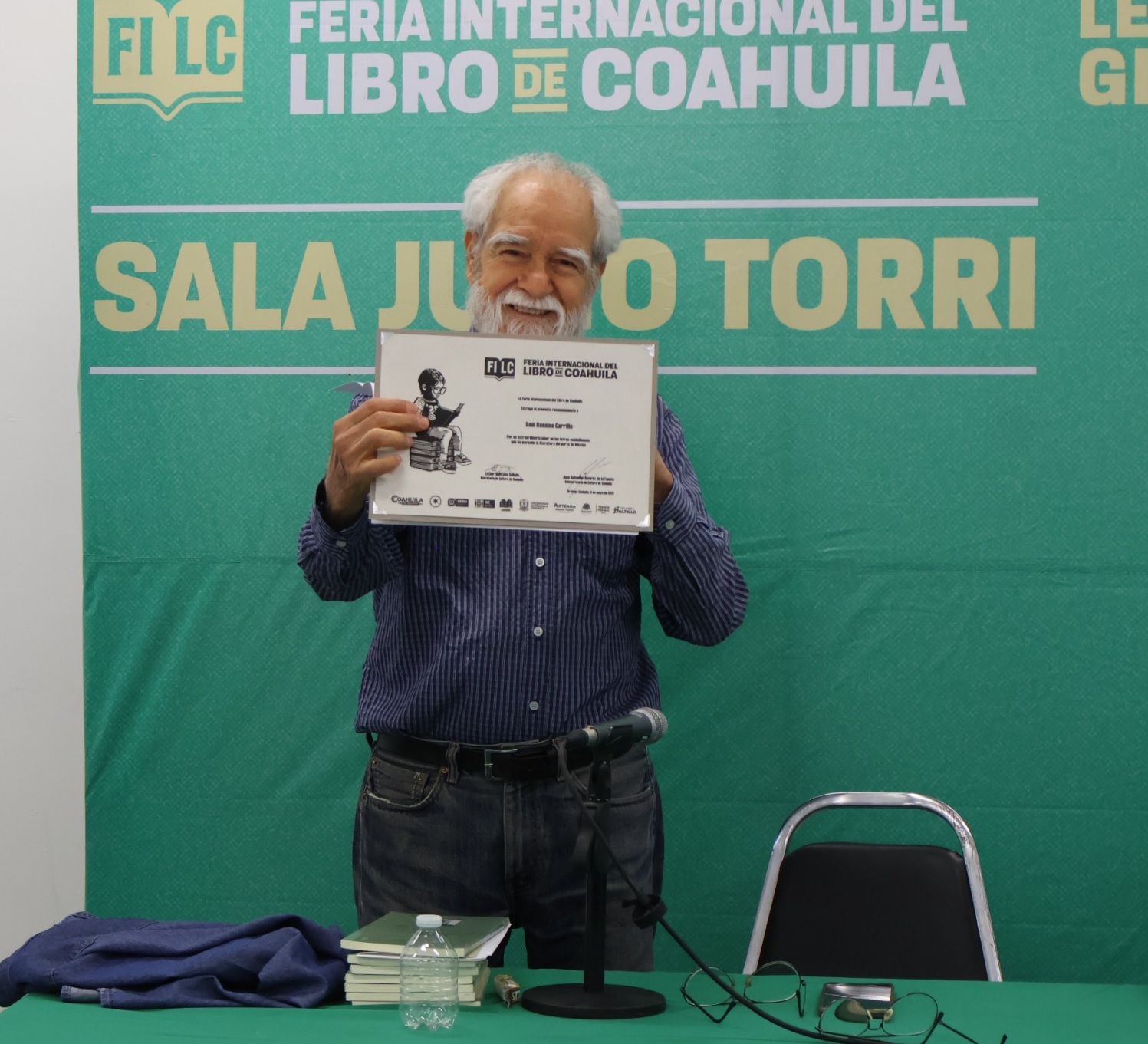 Escritor Saúl Rosales recibe homenaje por su trayectoria en la FIL Coahuila 2025