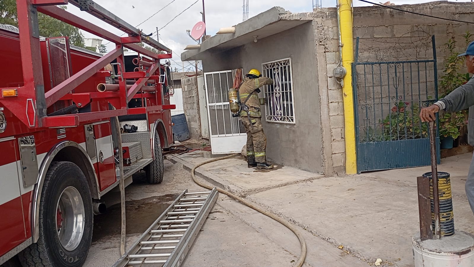 Incendio consume habitación en Lerdo; dos personas atendidas por crisis nerviosa