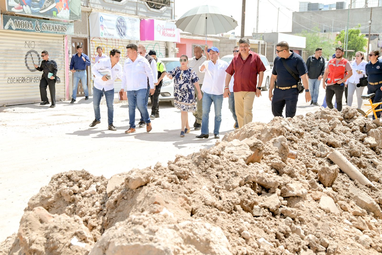 Alcaldesa de Gómez Palacio realiza supervisión de obras de drenaje y pavimentación