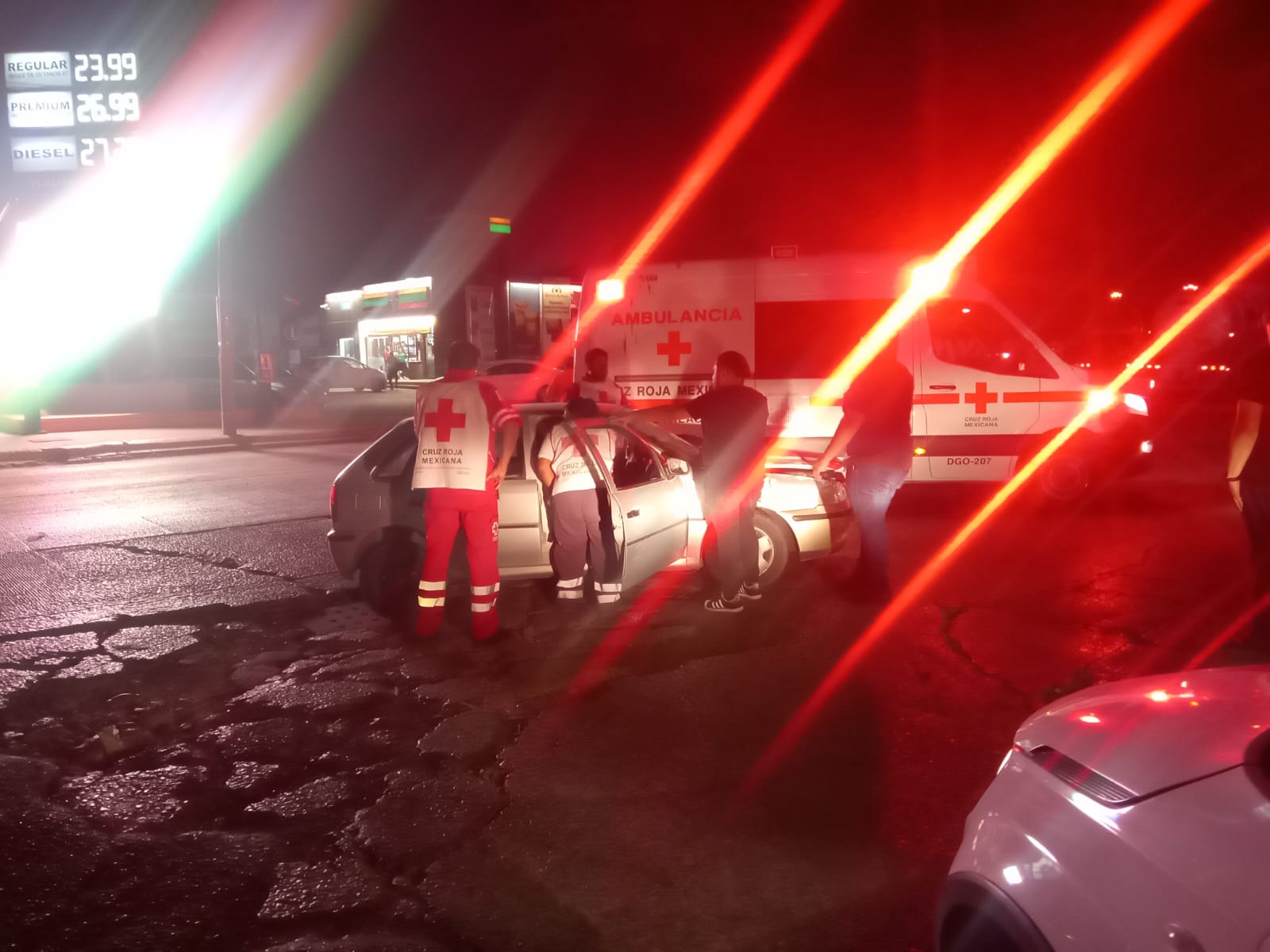 Chocan tractocamión y automóvil en parque industrial Carlos Herrera