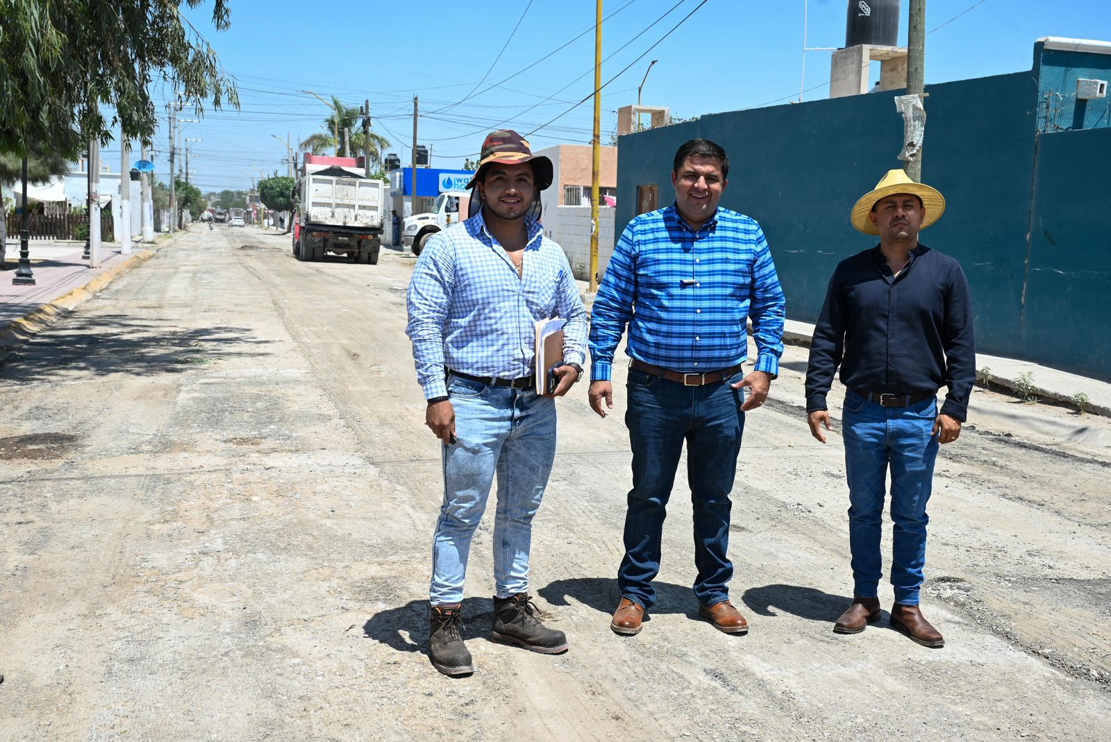 Alcalde de Lerdo supervisa trabajos de pavimentación en colonias del periférico