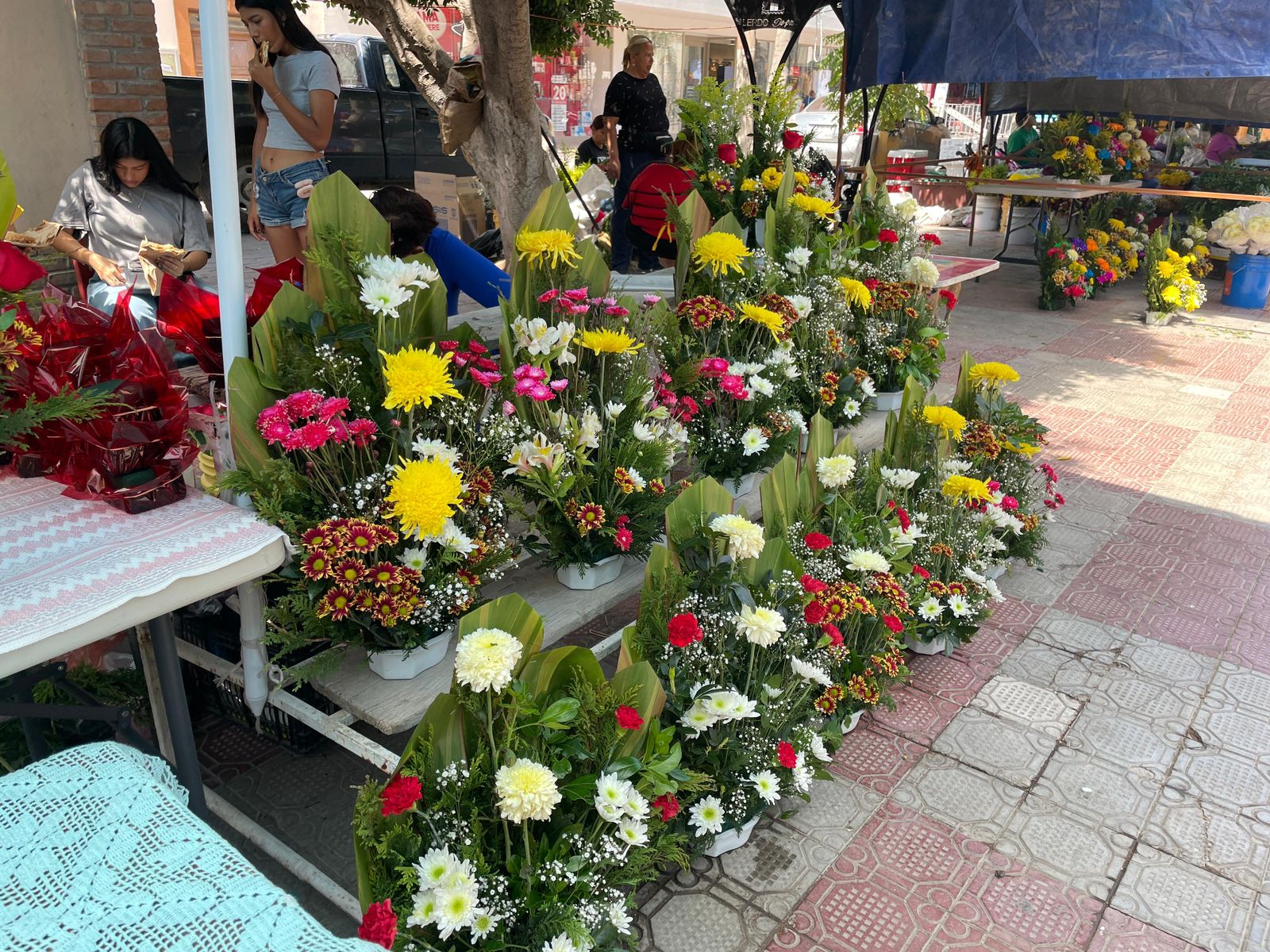 Instalan Mercadito por el Día de las Madres en la plaza principal de Lerdo