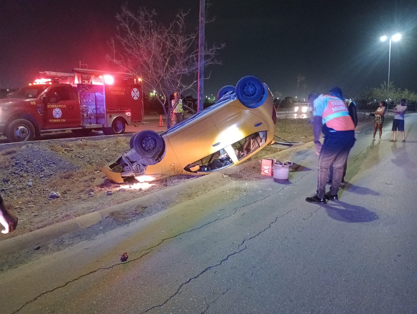 Conductor abandona su auto tras protagonizar volcadura en el sector oriente de Torreón