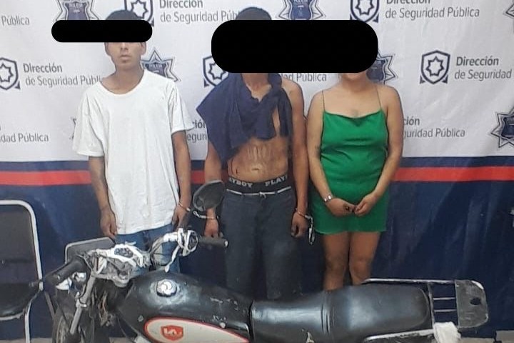 A punta de pistola roban motocicleta en Torreón, hay tres detenidos