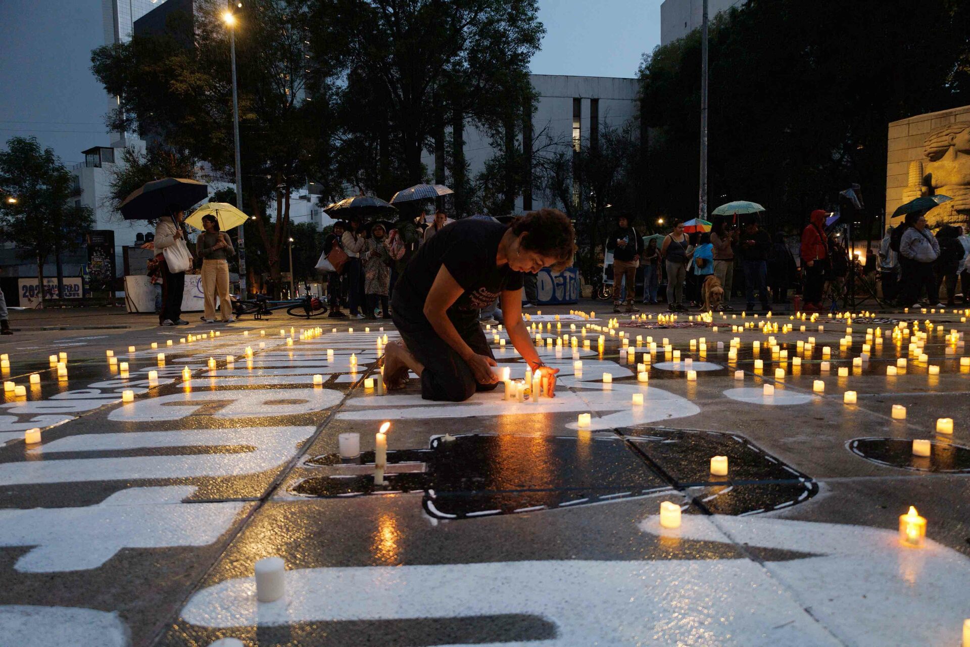 Madres Buscadoras realizan velada en el Monumento a la Madre