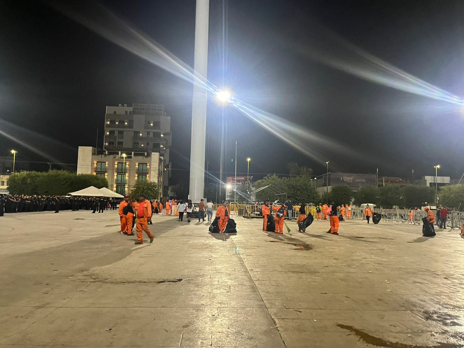 Personal de 'La Ola' en la Plaza Mayor de Torreón (EL SIGLO DE TORREÓN)
