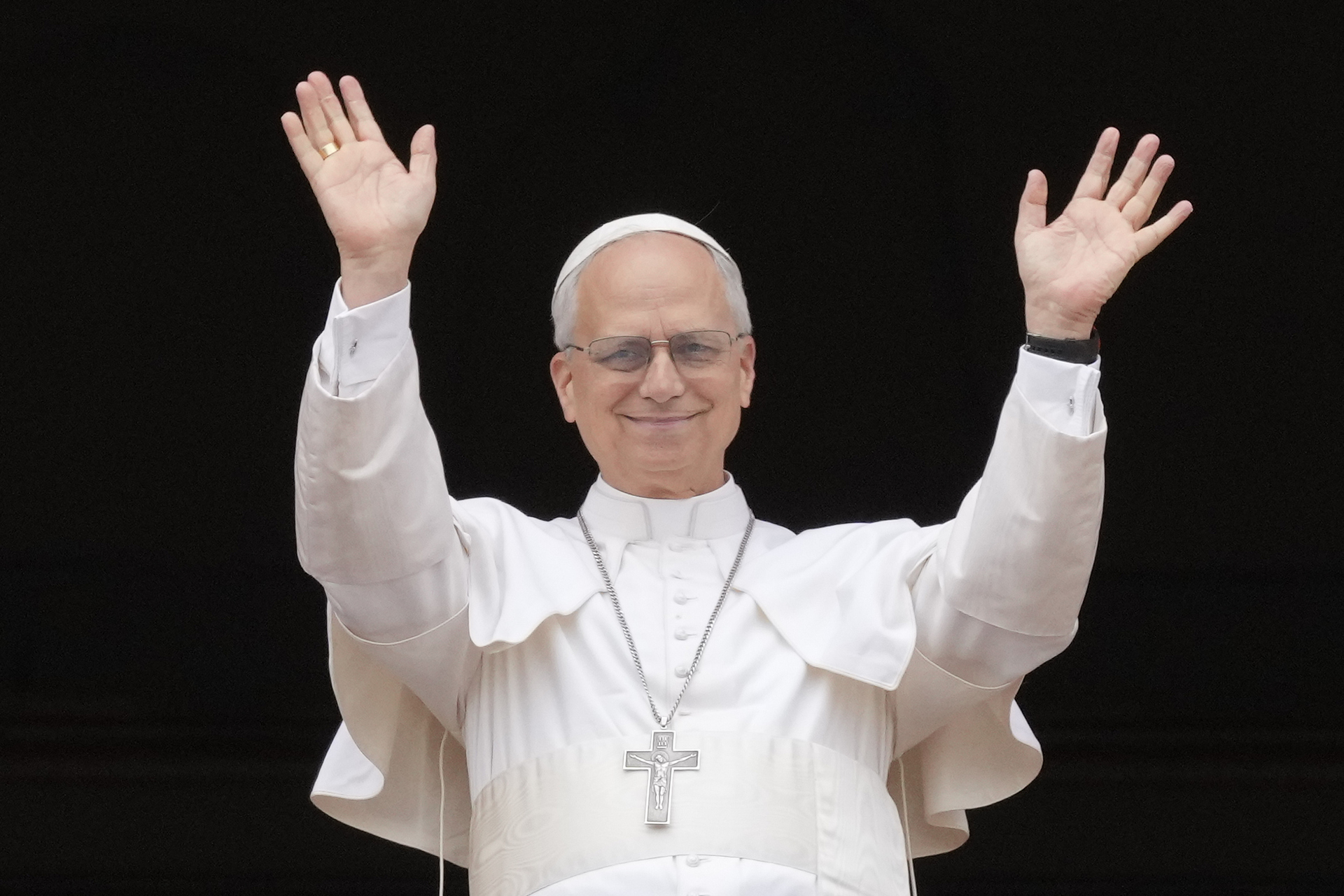 'Nunca más la guerra', clama el papa León XIV al dirigir rezo en plaza de San Pedro, pide por Gaza y Ucrania