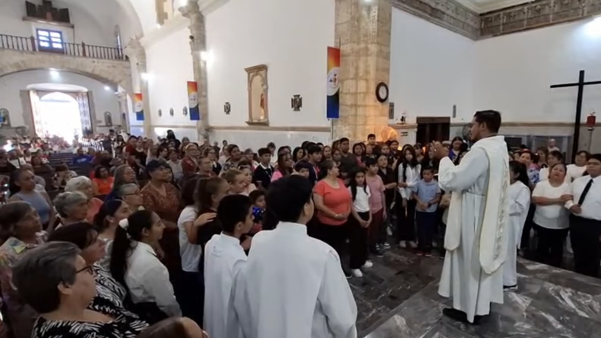 Ofician misa especial en honor a las madres en Parroquia de Santiago Apóstol