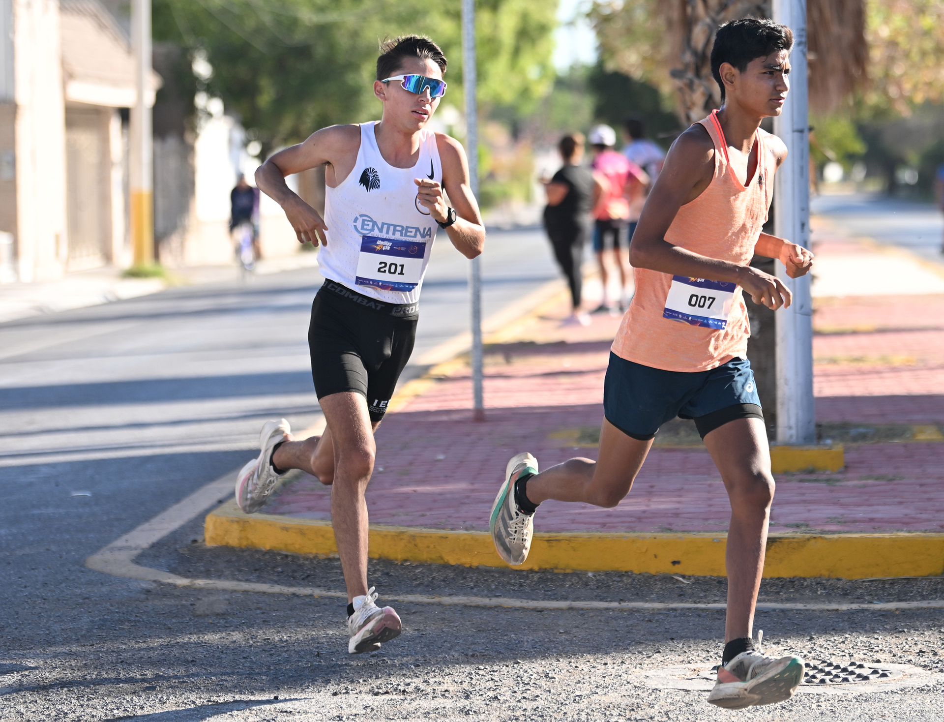 Un gran duelo tuvieron durante todo el trayecto, el ganador Jared Serrano
y JJ Navarro, quien se conformó con el segundo puesto. (Ramón Sotomayor