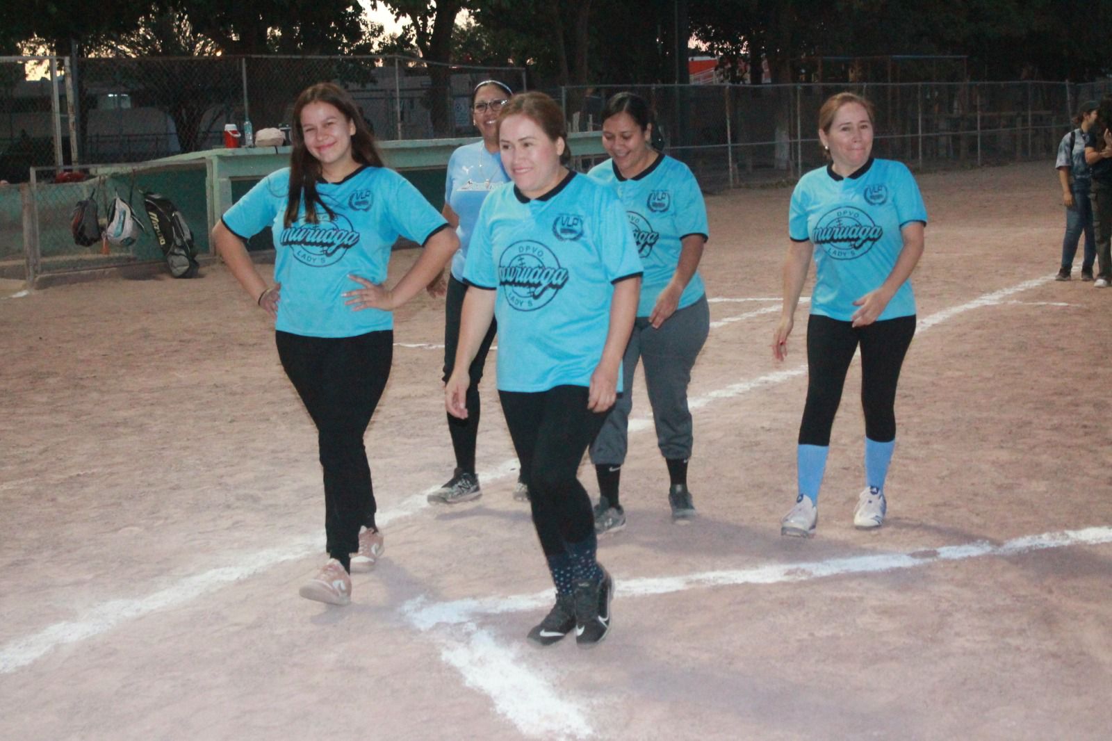 Las representantes de cada uno de los once equipos participantes, realizaron el tradicional desfile por el infield del campo 16. (Especial)
