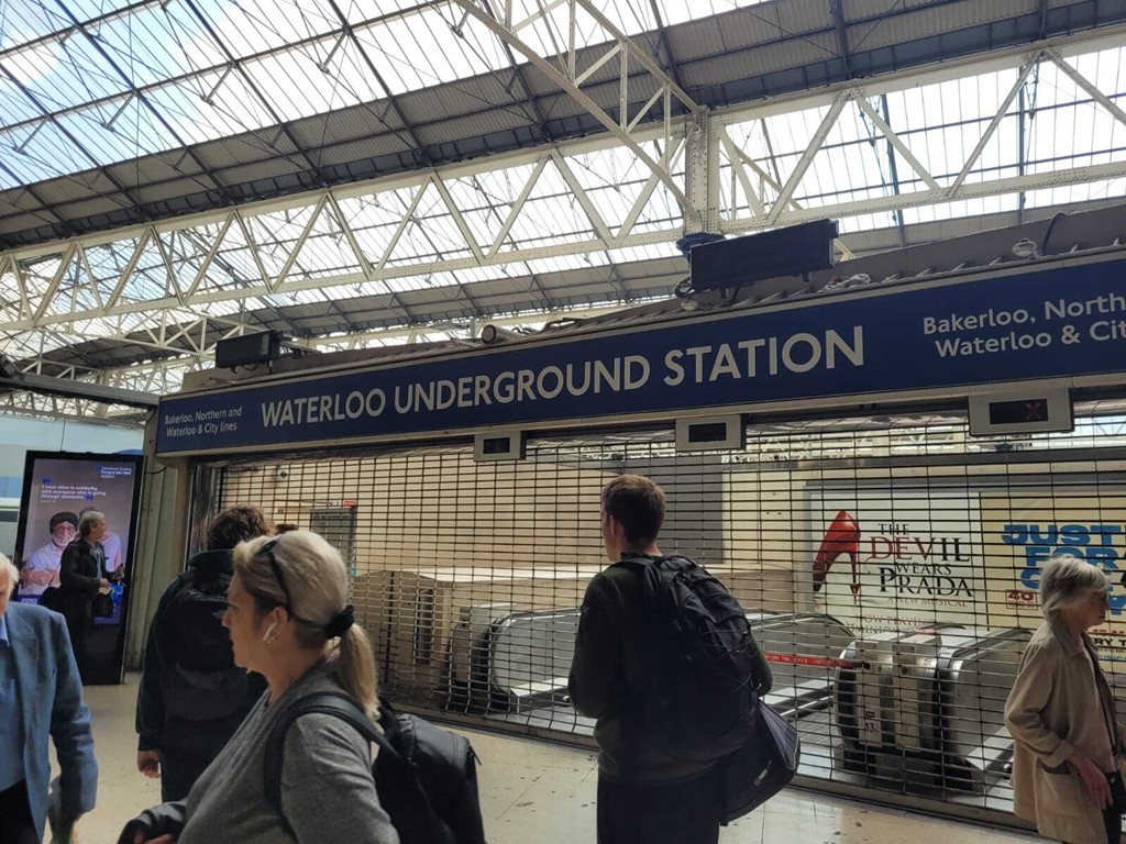 Un corte de electricidad en Londres provoca caos en líneas de metro