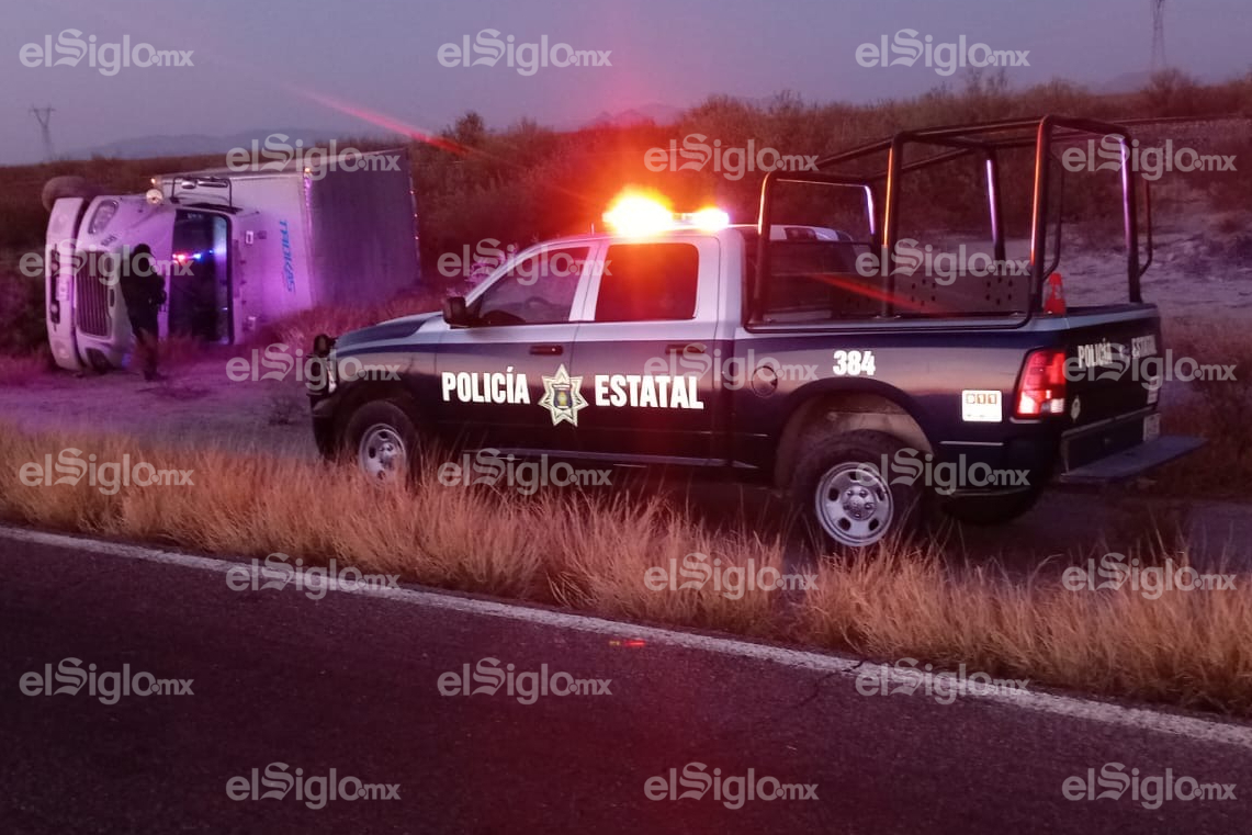 Vuelca tráiler en la localidad de Ceballos, el chofer dejó abandonada la unidad