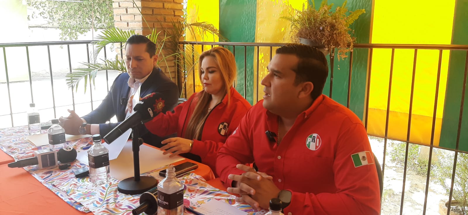 Denuncian que guardaron propaganda electoral de Morena en Junta de Gobierno de Villa León Guzmán