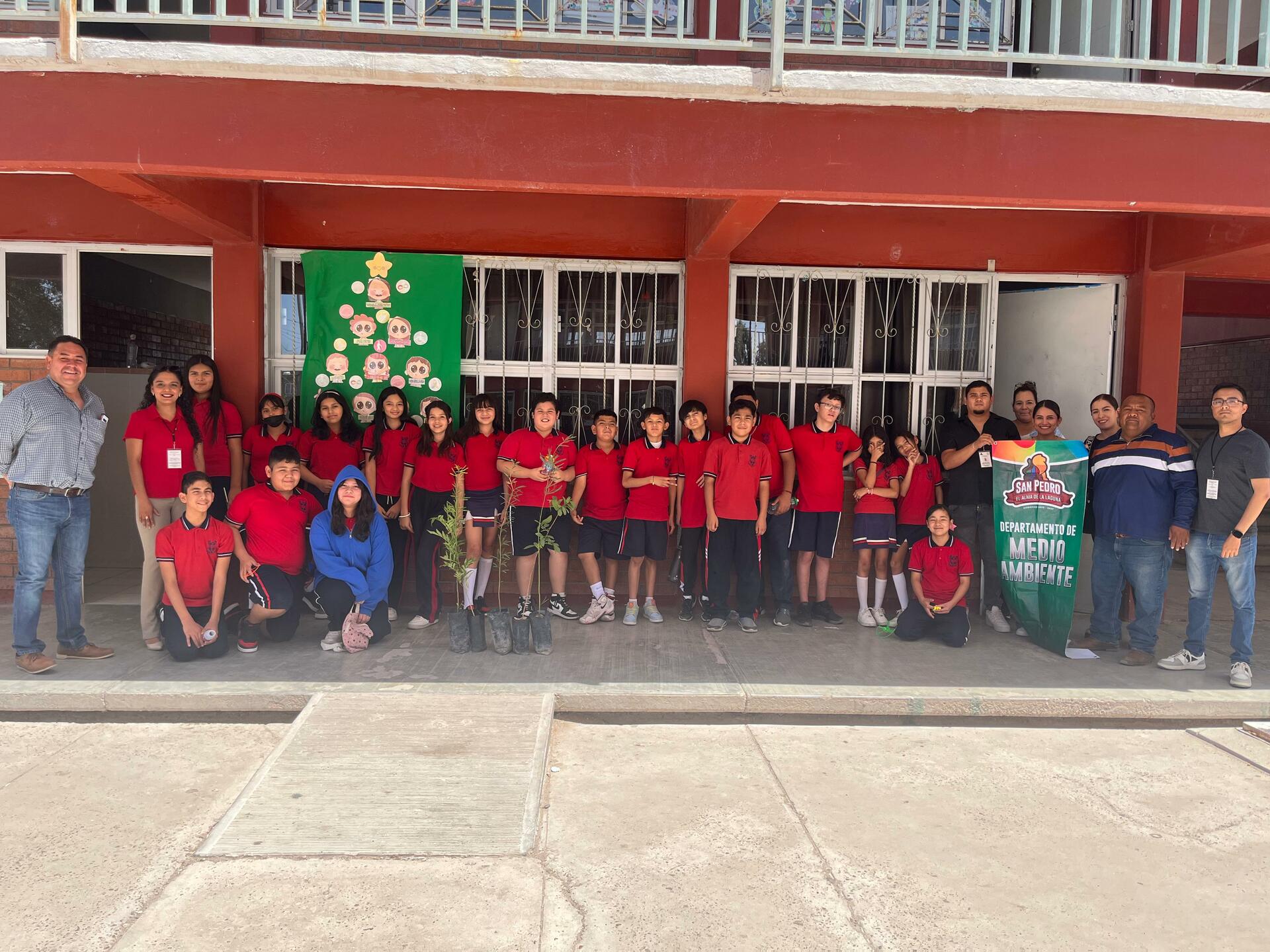 Acuden a escuela Benito Juárez para ofrecer plática sobre la 'Regla de las 3R'