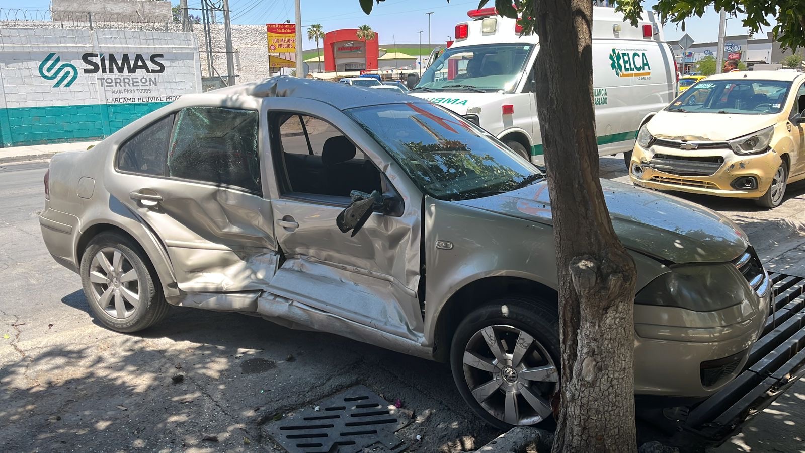 Taxista ignora luz roja del semáforo y choca contra un auto y camioneta en Torreón