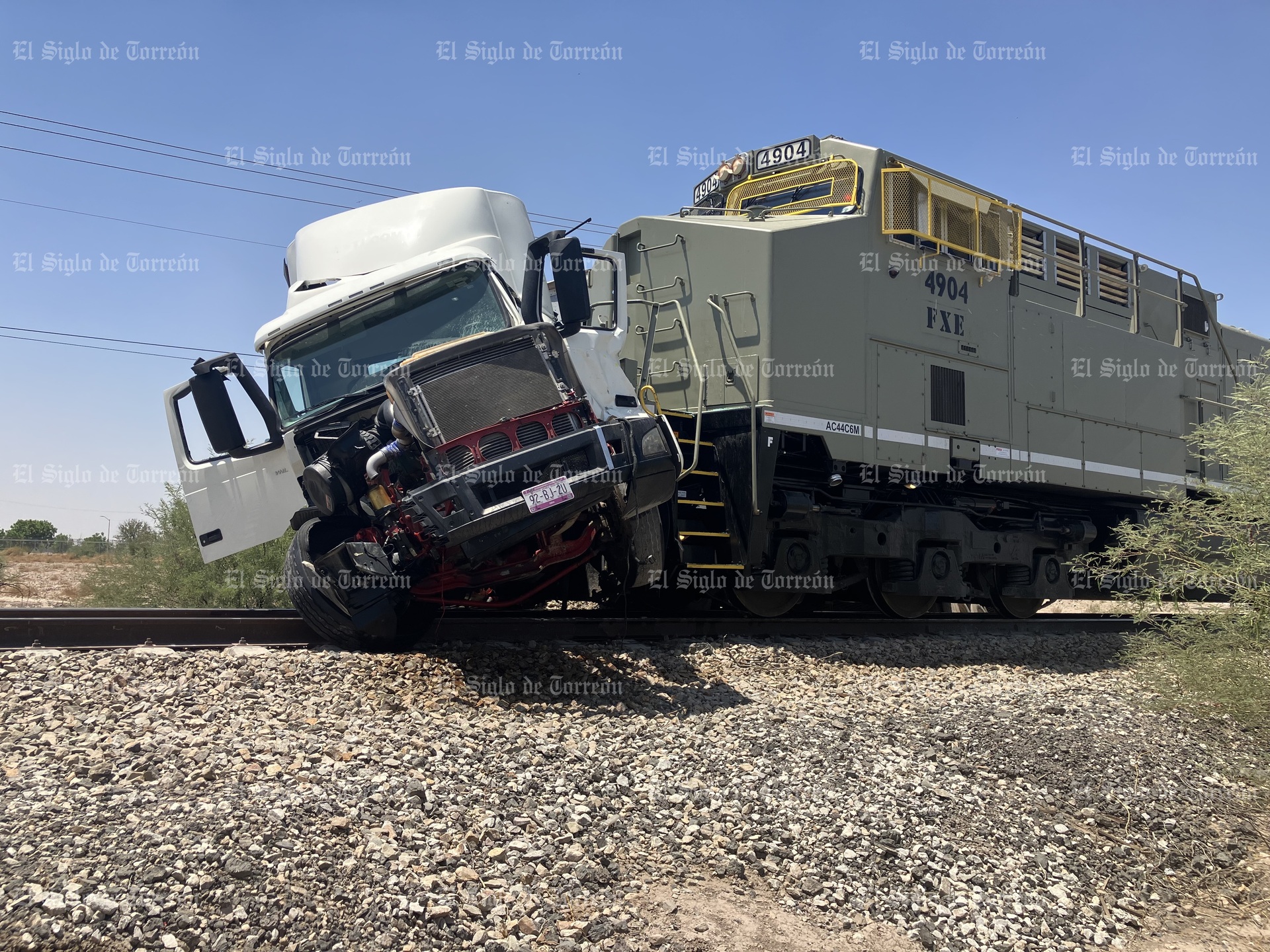 Tren se lleva tráiler cargado con barras de aluminio en Gómez Palacio