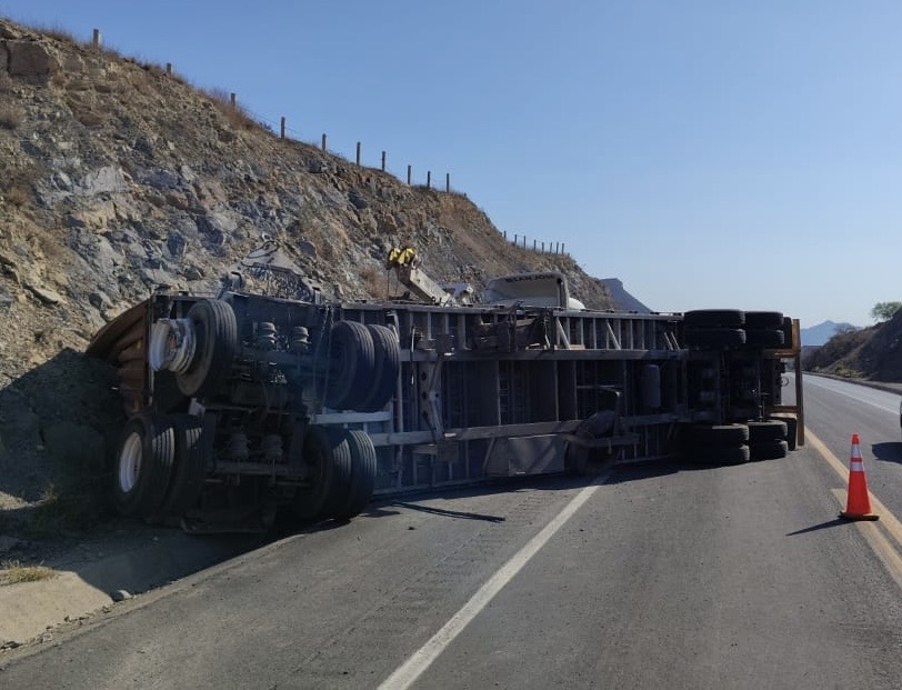 Contenedor cae de tráiler y bloquea carril del Libramiento Norponiente en Saltillo