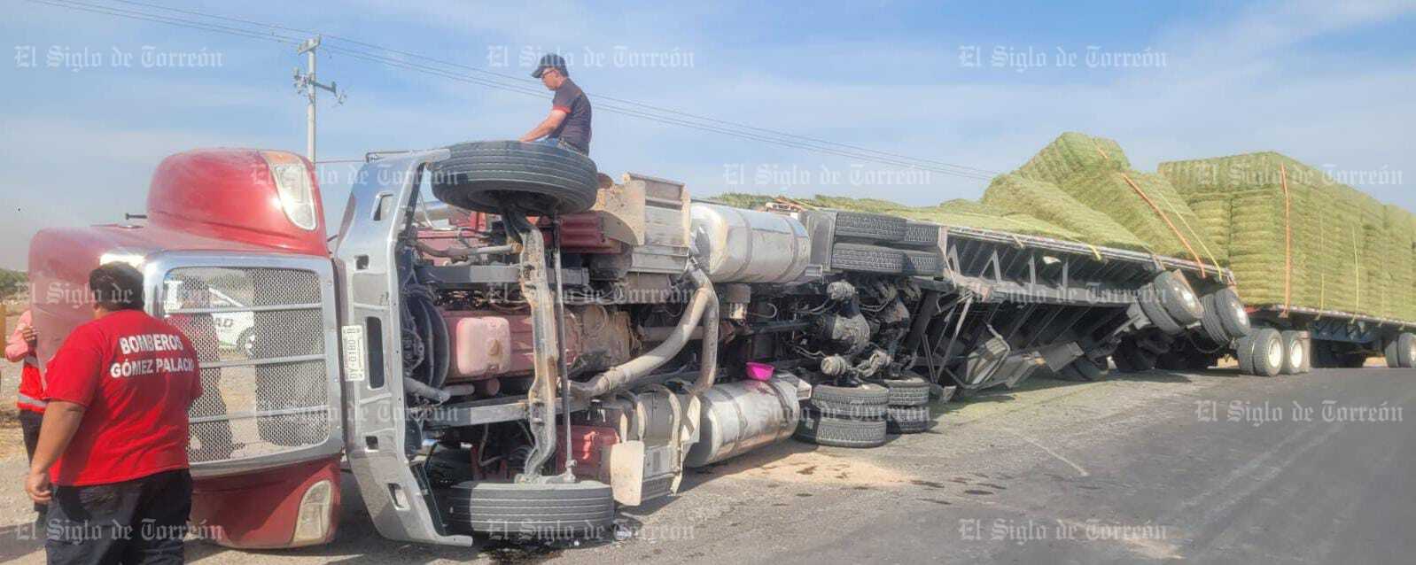 Vuelca tráiler cargado con pacas de alfalfa en Gómez Palacio