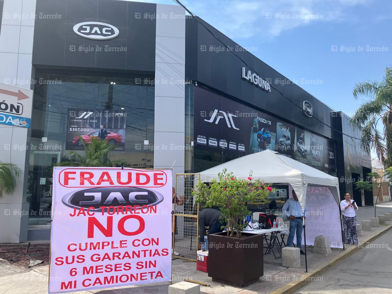 Se manifiestan contra agencia automotriz JAC; exigen respuesta por fallas recurrentes en vehículos