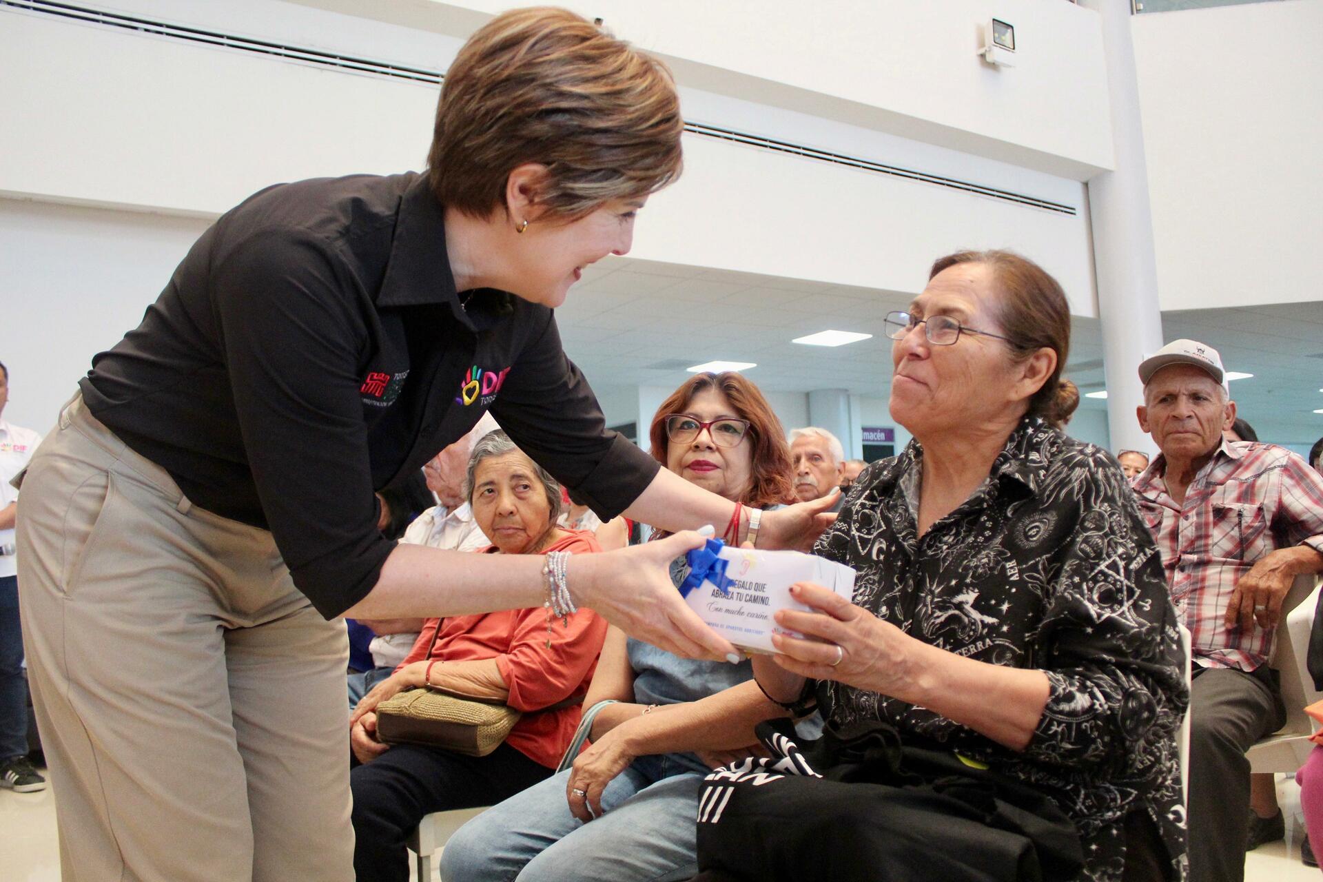 Entregan sillas de ruedas y aparatos auditivos a más de un centenar de personas de bajos recursos de Torreón