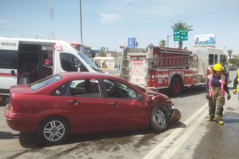 Aparatoso choque deja tres mujeres lesionadas, el responsable se pasó el semáforo en rojo