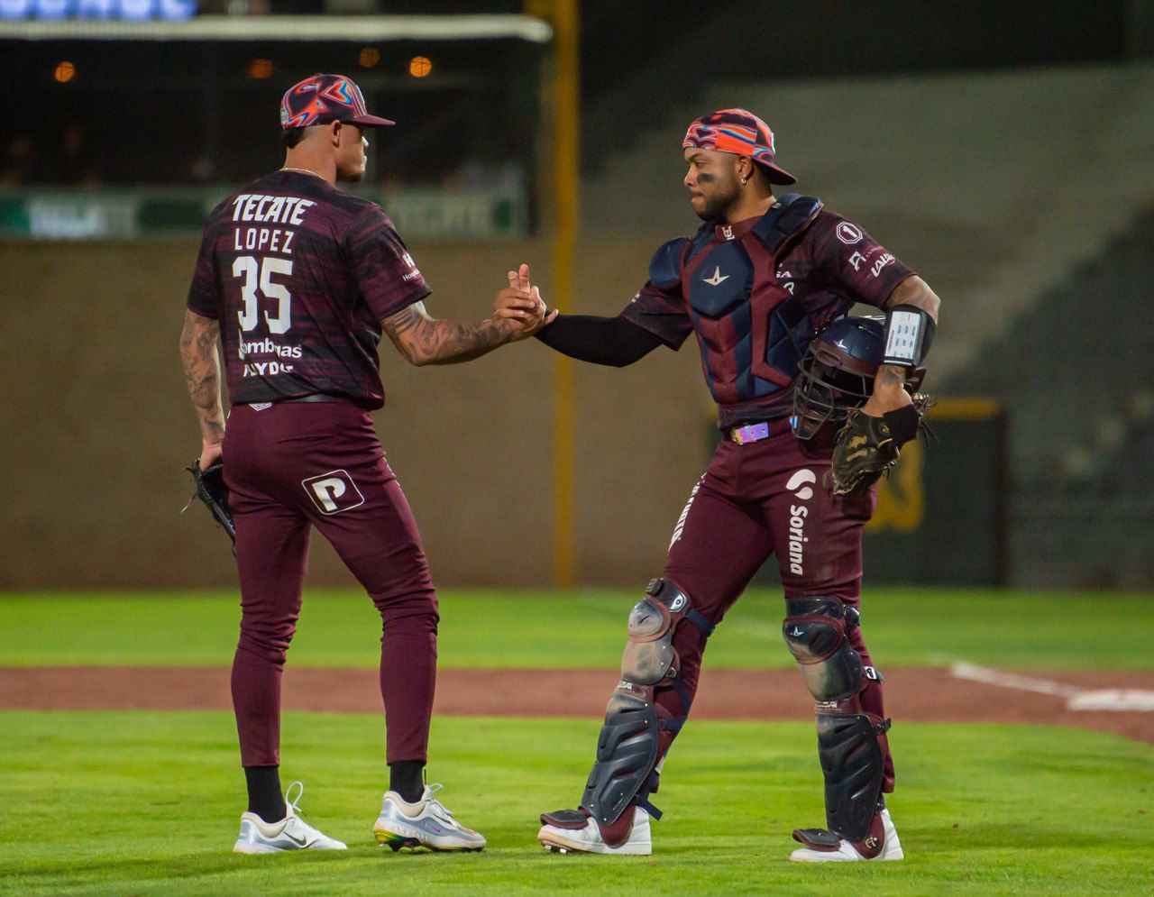 El cubano Yoan López sacó los últimos tres outs del juego y fue felicitado por el curazoleño Hendrick Clementina, al asegurar la serie.