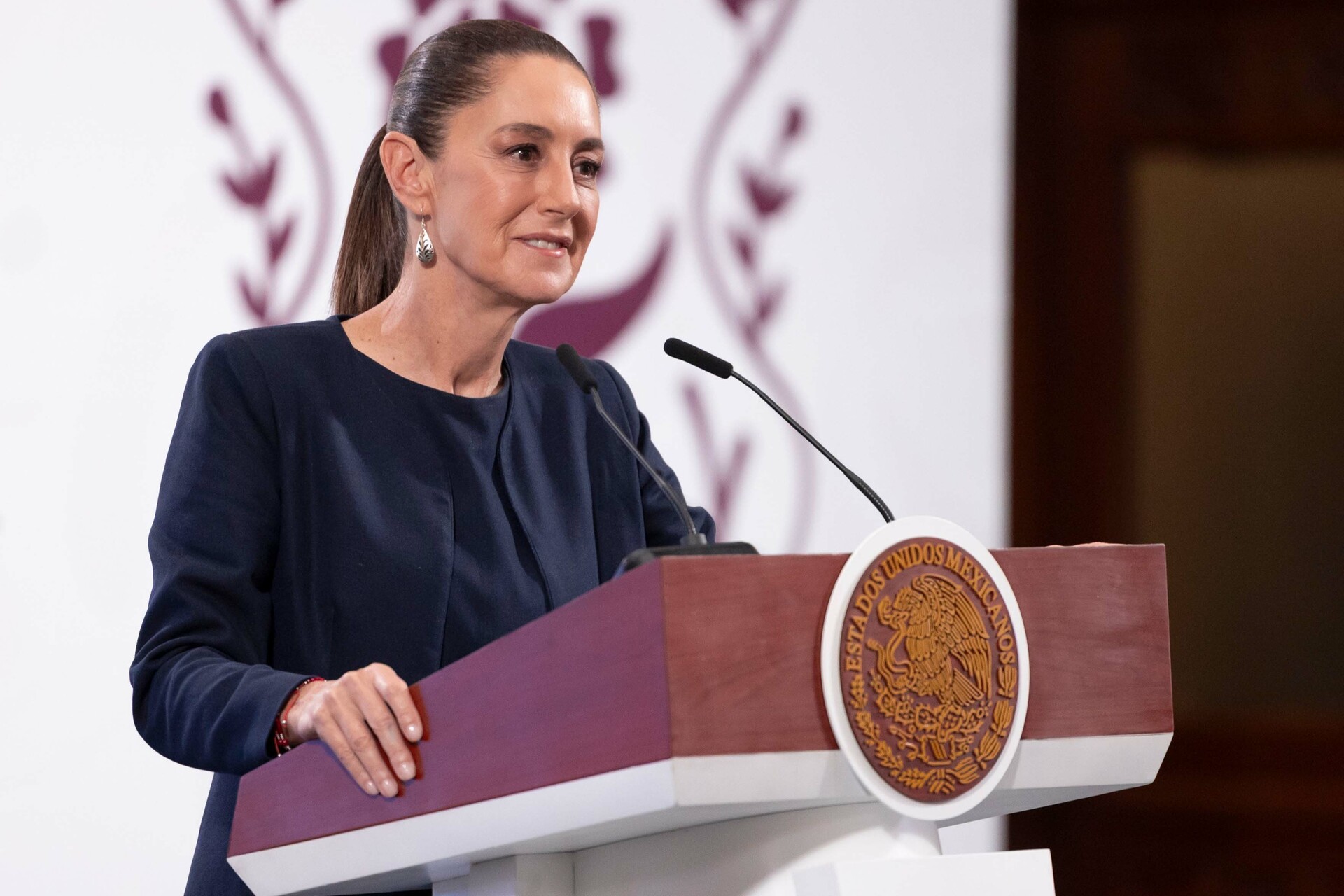 Sheinbaum anuncia aumento salarial de 9 % a maestros de México