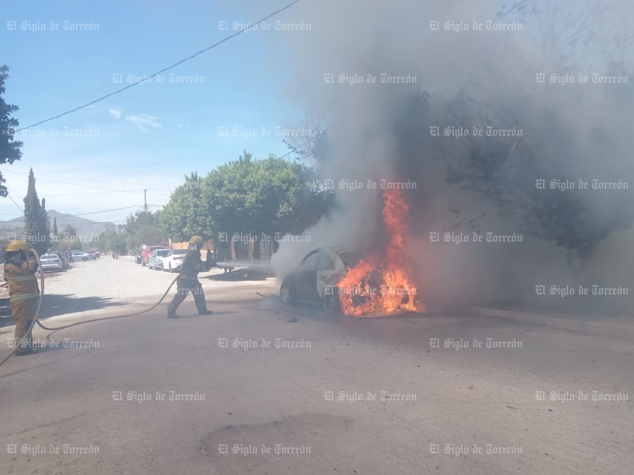 Se incendia vehículo en la localidad de Villa Juárez de Lerdo